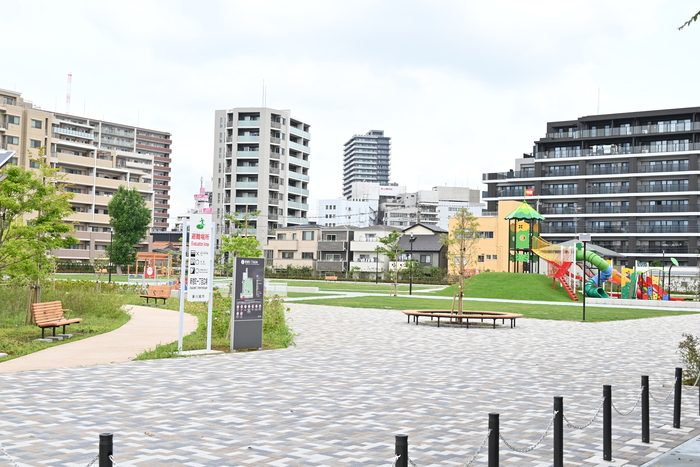 施設の南側の入口から見た広場の写真です。
