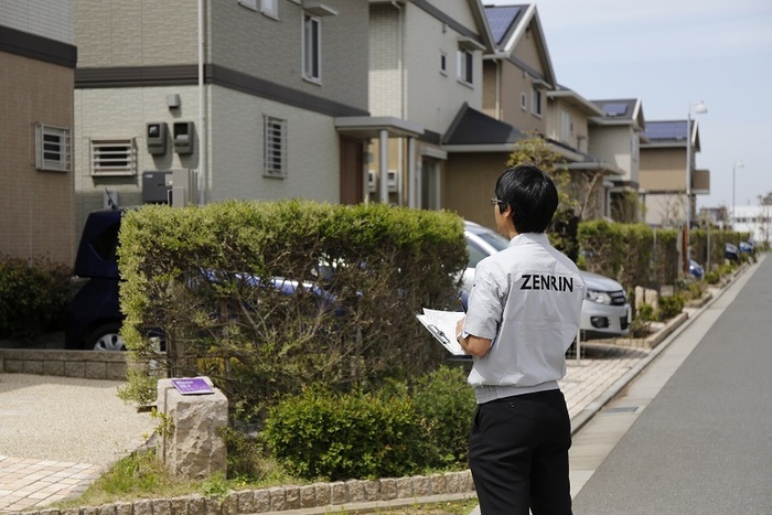 ゼンリンの調査員が現地調査を行っているイメージの写真