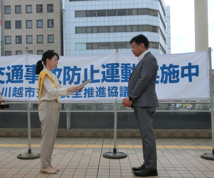 写真:感謝状を渡す様子