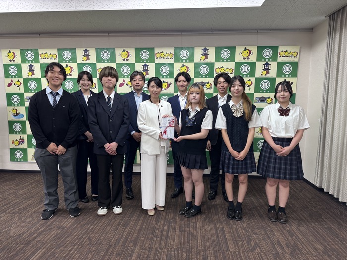 写真:寄付金贈呈後の記念写真