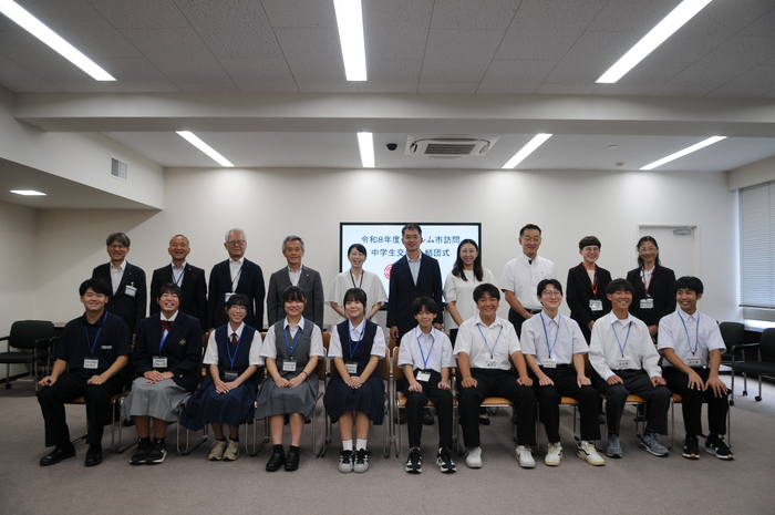 写真:中学生との集合写真