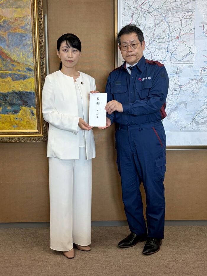 写真:見舞金をお渡しする様子