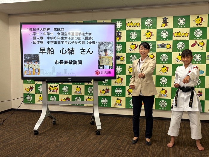 写真:早船さんと記念撮影の様子