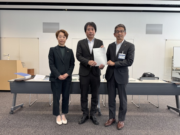 川越市上下水道事業管理者から川越市上下水道事業経営審議会長へ諮問書を受け渡す様子の写真