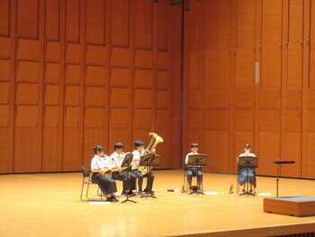 高階中学校吹奏楽部の演奏している様子を客席左側から撮った写真