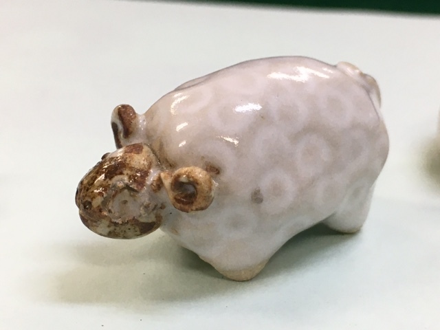 作成する陶器製のひつじの写真