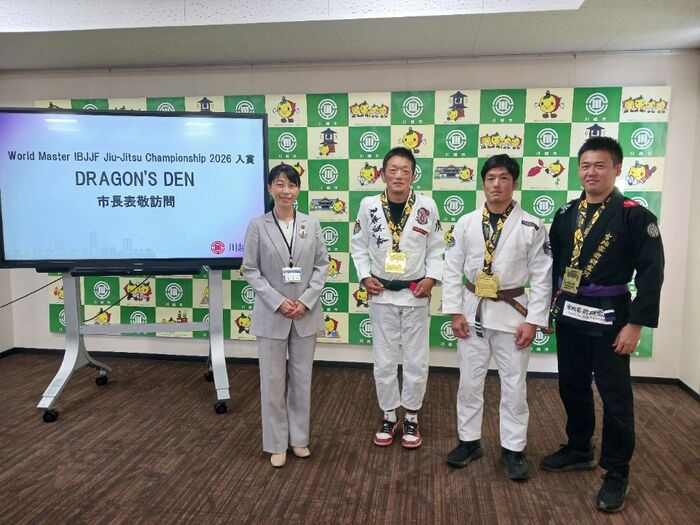 写真:選手3名との記念写真の様子