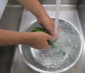 野菜を水ですすぐ写真