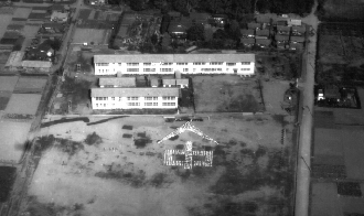 開校当時の木造校舎の写真です。