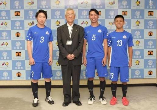 日本代表選手と市長の集合写真